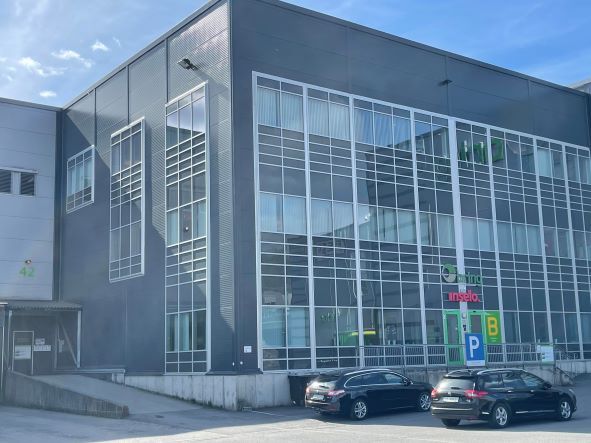 Bild eva inngangspartiet til Inselo sitt hovedkontor og logistikkvirksomhet på Berger rett utenfor Oslo.